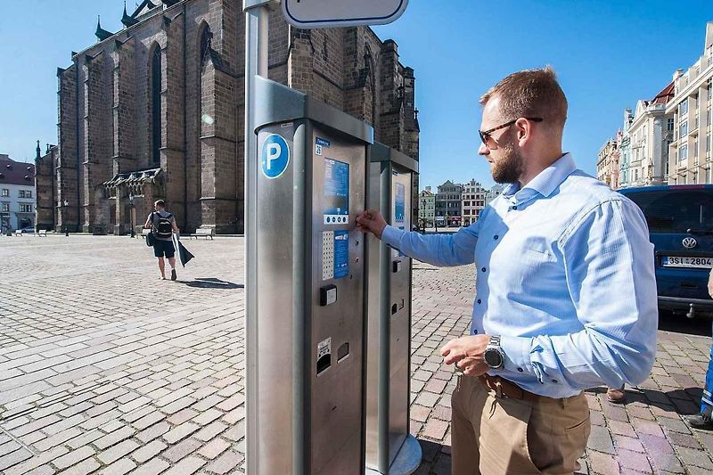 Parkovací automaty jako první u nás rozmístilo město Brno v roce 1994. Později je nahradily modernější přístroje.