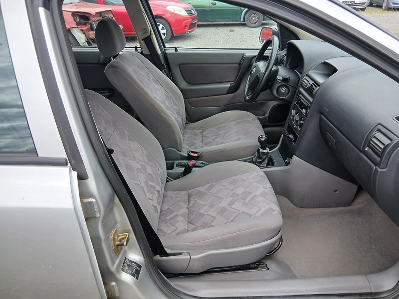 Opel Astra 1.2i - fotka 20 z 23