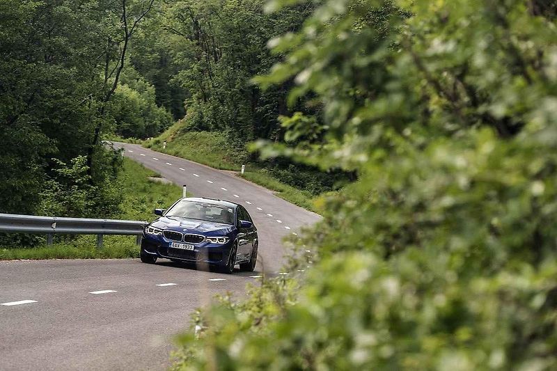 BMW i8 Roadster a M5.