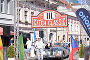 Krásný Jaguar z roku 1952 byl prvním vozem na trase.