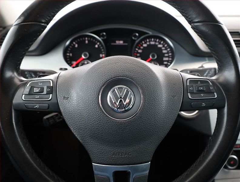 Volkswagen Passat (2010) 2.0 TDI, Automat, po STK - fotka 8 z 17
