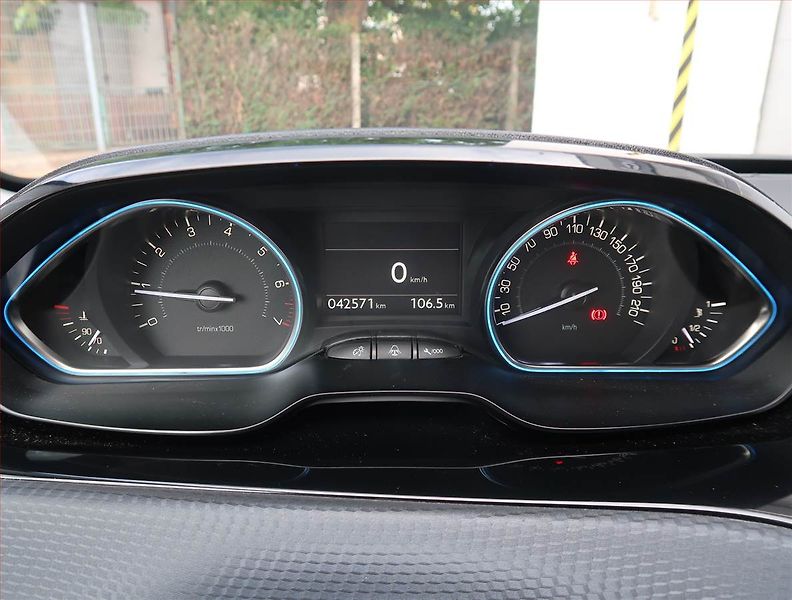 Peugeot 2008 (2018) 1.2 PureTech, Serv.kniha, Kůže - fotka 11 z 19