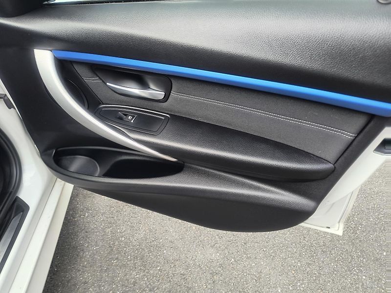 BMW Řada 3 (2019) 320 M XD AT ČR/NAVI/KAMERA/ALU - fotka 26 z 53