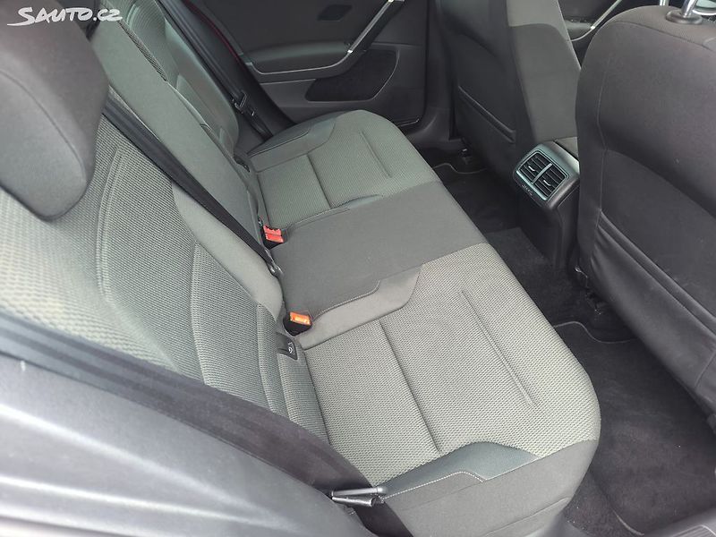 Volkswagen Golf 2.0TDI4X4,VÝBAVA,KRÁSNÝ,SERVIS - fotka 10 z 49