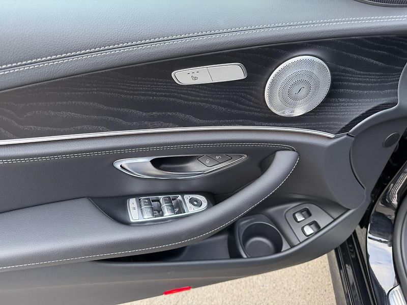 Mercedes-Benz Třídy E (2020) 300E 4MATIC PLUG-IN HYBRID - fotka 30 z 40