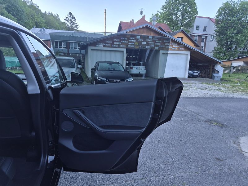 Tesla Model Y RWD 220kw 19ALU SOH 95% - fotka 40 z 49