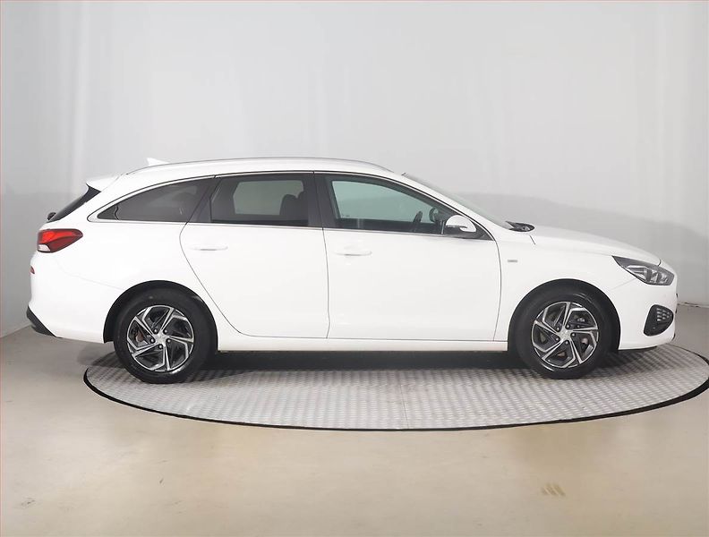 Hyundai i30 (2022) Family 1.5 T-GDI MHEV - fotka 5 z 14