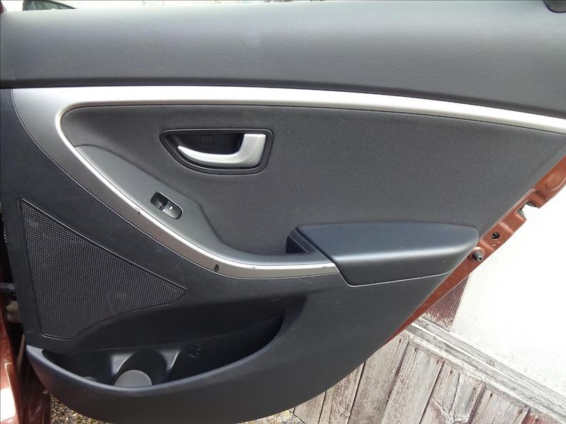 Hyundai i30 1,6i 88kW - fotka 25 z 48