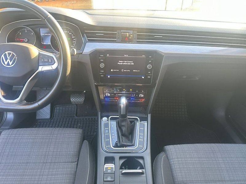 Volkswagen Passat 2.0 TDi 110kW Bussiness AT - fotka 13 z 28