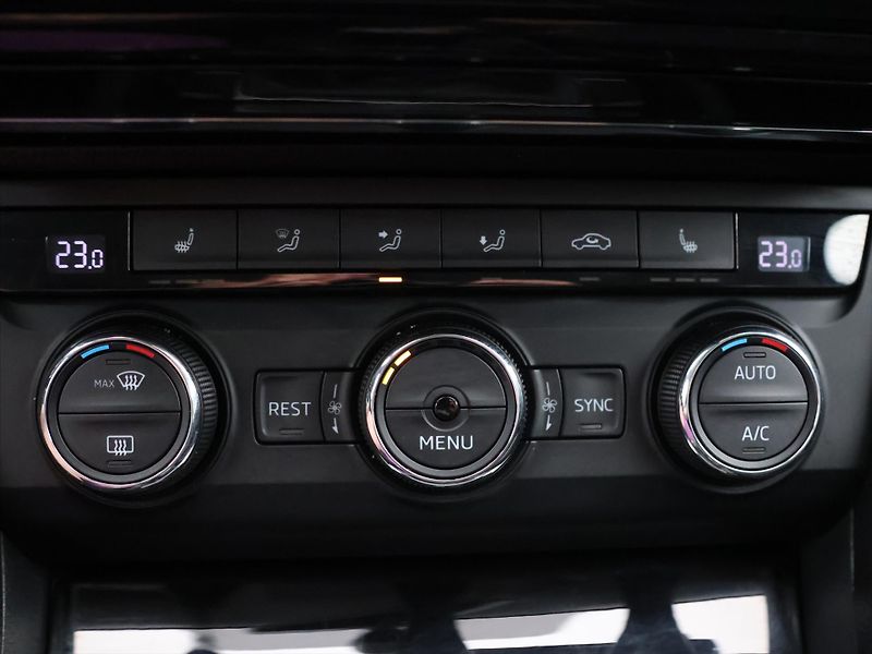 Škoda Superb 2,0 TDI 110kW Style CZ DPH - fotka 19 z 27