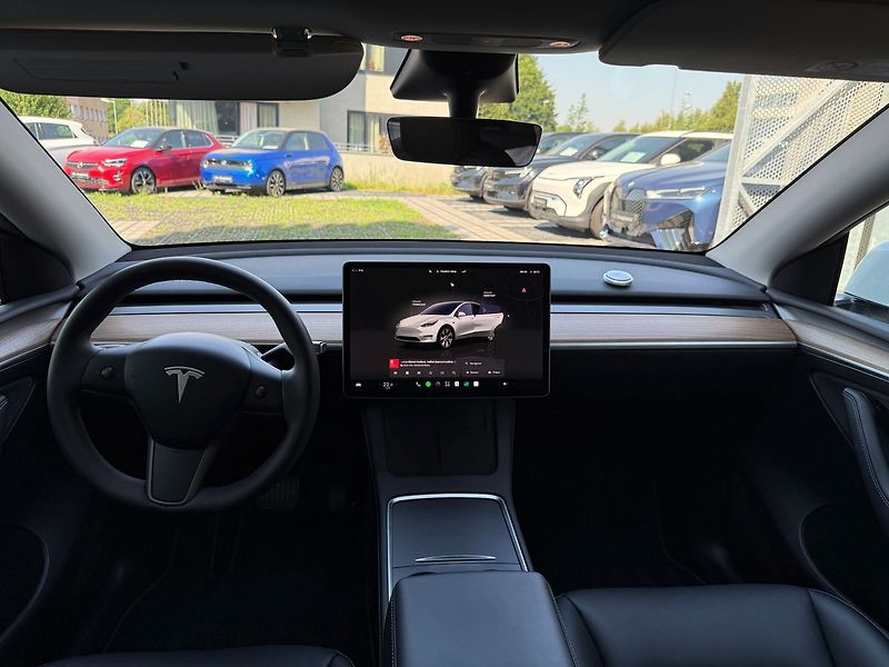 Tesla Model Y Standrart Range LFP Tažné - fotka 12 z 43