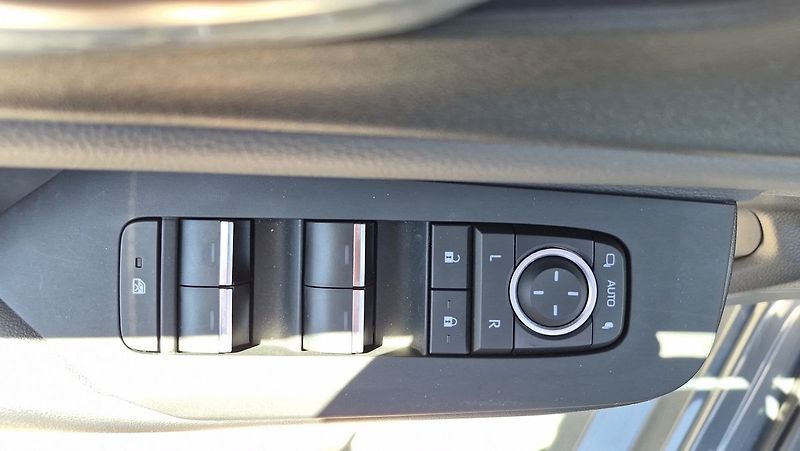 Toyota Prius 2.0PHEV Prestige Skyview - fotka 24 z 30