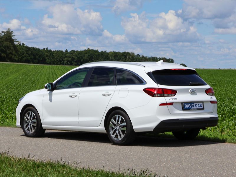 Hyundai i30 1.6 CRDi Automat CZ Style LED - fotka 5 z 37