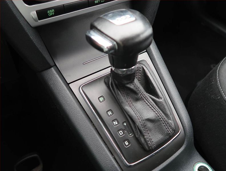 Škoda Octavia (2007) Ambiente 2.0 TDI, Automat - fotka 12 z 14