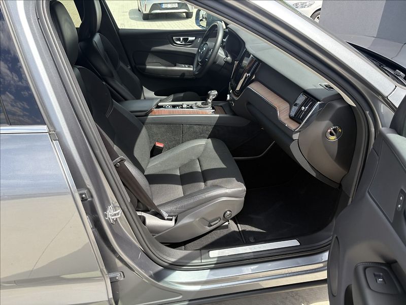 Volvo XC60 T4 155 KW POLESTAR MONENTUM - fotka 21 z 30