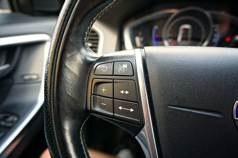 Volvo XC60 (2017) R-DESING 2,4 D4 140 kW - fotka 44 z 57