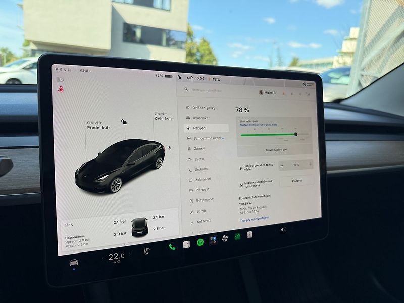 Tesla Model 3 Long Range AWD - fotka 19 z 38