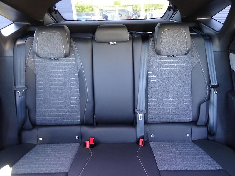 Peugeot 3008 (2026) BUSINESS Hybrid 145k e-DCS6 - fotka 16 z 49