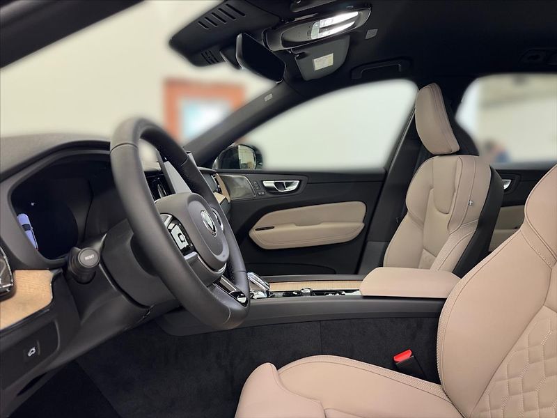 Volvo XC60 2,0  B5 Plus Dark - fotka 7 z 15