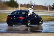 Nápad BMW byl podle všeho inspirován tankováním letadel za letu.
