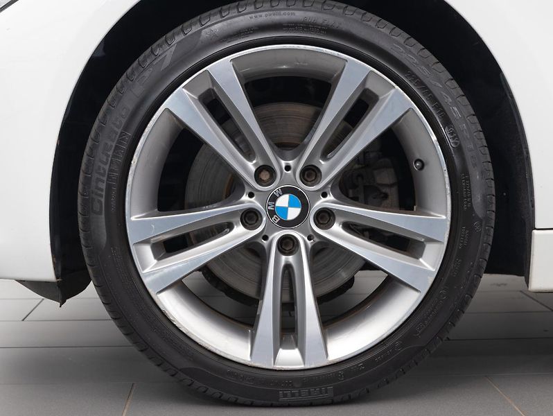 BMW Řada 3 330d xDrive Touring - fotka 6 z 22