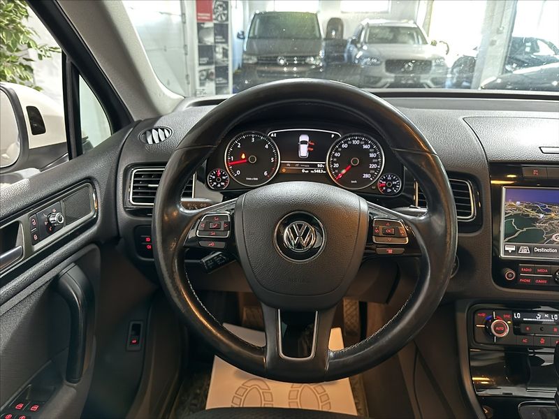 Volkswagen Touareg 3,0   TDI PO ROZVODECH ACC 360 - fotka 21 z 28