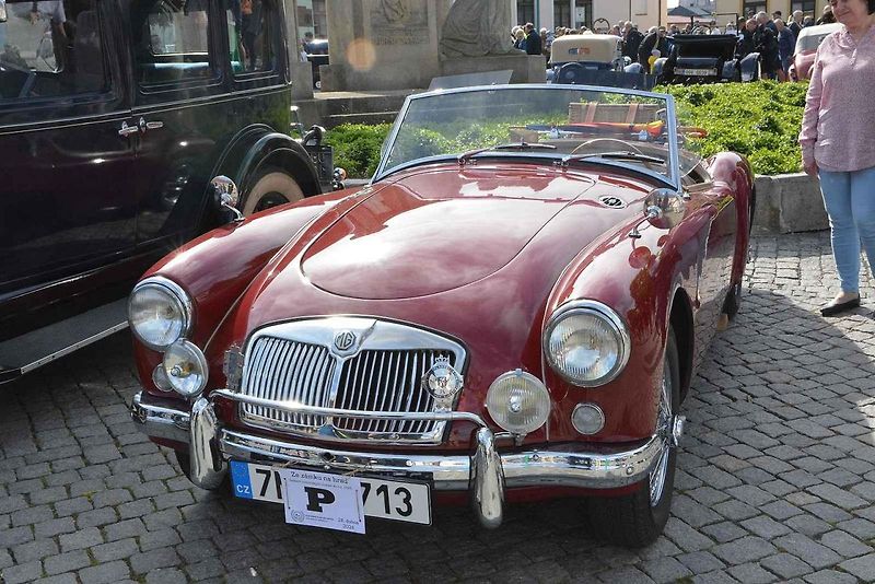 Stovka nablýskaných motocyklů a automobilů předválečné a meziválečné éry vyrazila v neděli z Horního náměstí v Přerově na spanilou jízdu regionem. Nejstarší účastnicí byla osmaosmdesátiletá Libuše Šulcová, která na trasu vyrazila na motocyklu BSA 770 se s