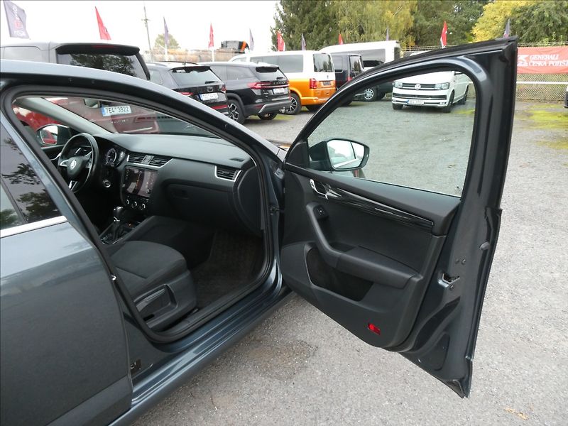 Škoda Octavia 2,0 TDi 110kW DSG STYLE, ČR - fotka 24 z 39