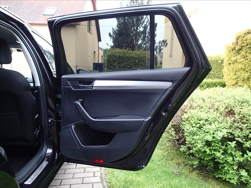 Škoda Superb 2,0 TDi, DSG, 4x4 , Tažné - fotka 35 z 48