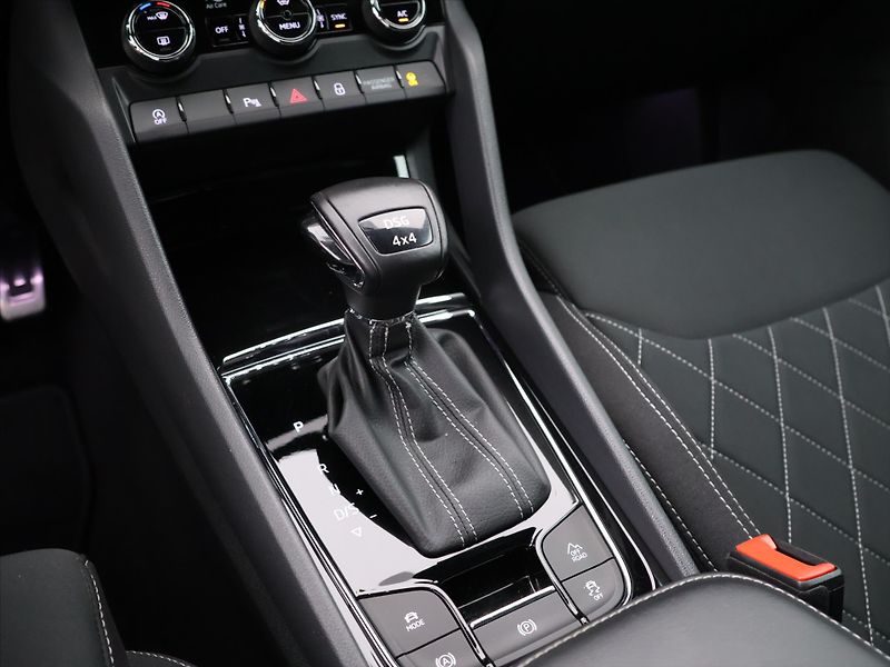 Škoda Karoq 2,0 TDI 4x4 DSG Sportline CZ - fotka 17 z 26