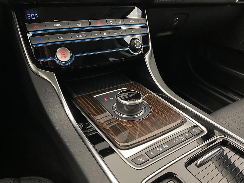 Jaguar XE 30t 221kW AWD AUT CZ - fotka 26 z 39