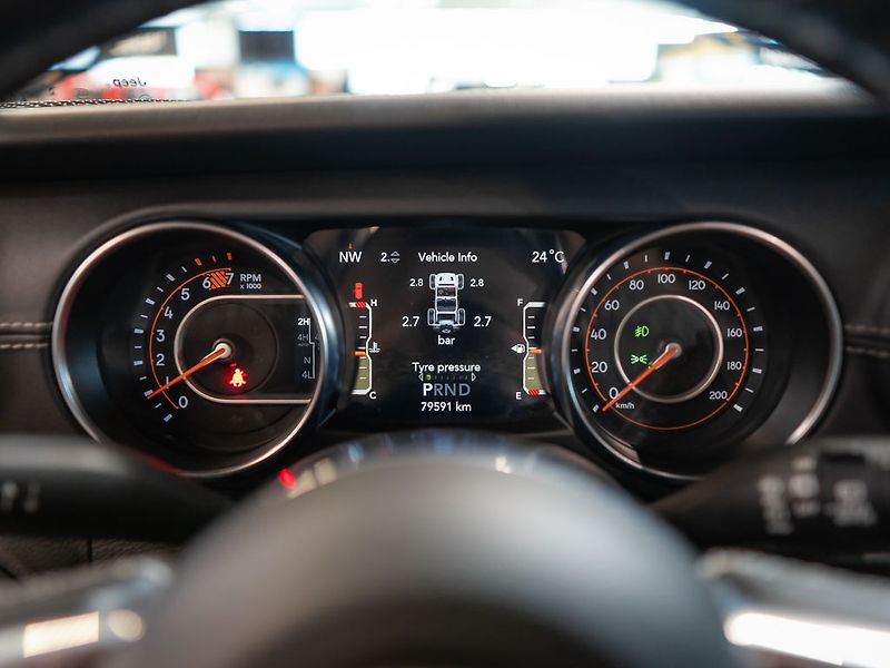 Jeep Wrangler (2021) 2.0 Sahara Overland - fotka 22 z 36