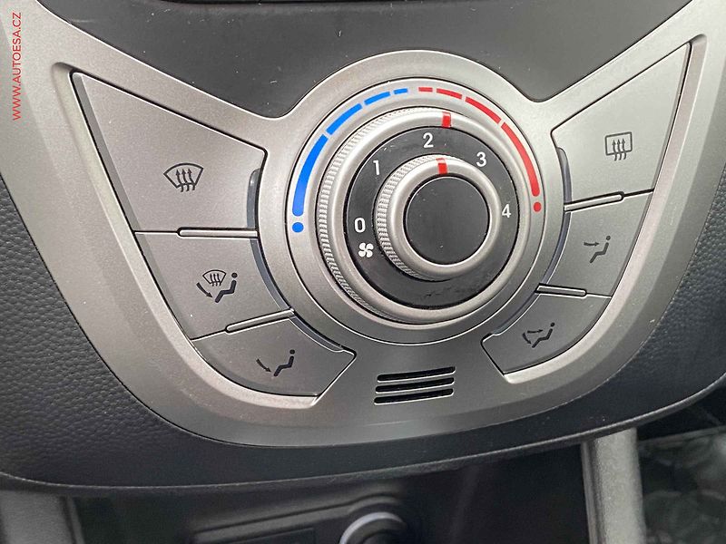 Hyundai ix20 (2016) 1.6 GDi, ČR, AT, park.čidla - fotka 15 z 18