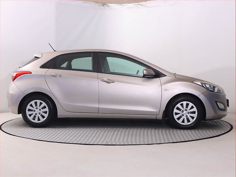 Hyundai i30 (2016) 1.6 CRDi, Automat, Serv.kniha - fotka 6 z 17