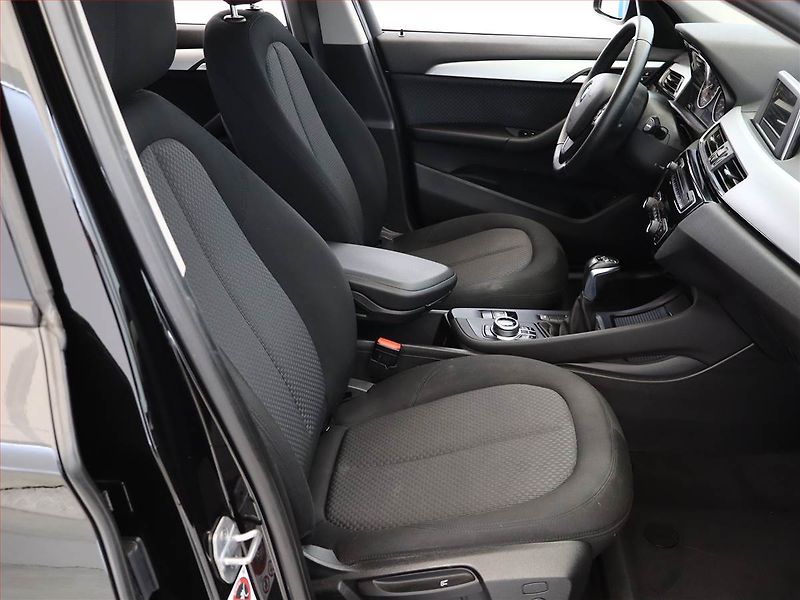 BMW X1 (2017) xDrive18d, 4X4, Automat, ČR - fotka 7 z 17