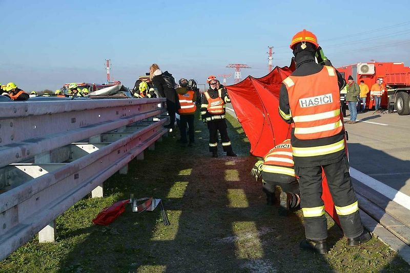 Cvičení, které mělo prověřit všechny složky Integrovaného záchranného systému při hromadné nehodě, se konalo ve středu dopoledne na nově postavené D1 u Přerova.