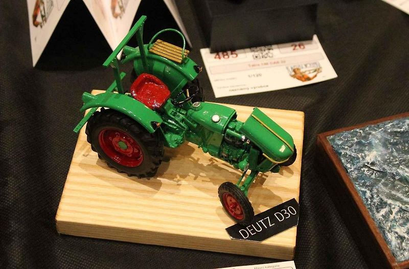 Přes šest stovek modelů bylo k vidění při 22. ročníku soutěžní výstavy Kladenská Wejhybka. Na snímku je malá dioráma s motocyklem Wanderer 4HP z roku 1916.
