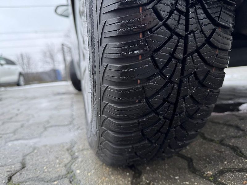 Hyundai i10 1.0i 49 kW klima, serviska - fotka 16 z 17