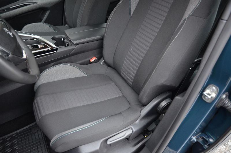 Peugeot 3008 (2023) 1.5 HDi 96kW AT8 Allure / LED - fotka 17 z 38