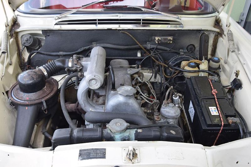 Mercedes-Benz 200 (1968) 200D  - fotka 28 z 31