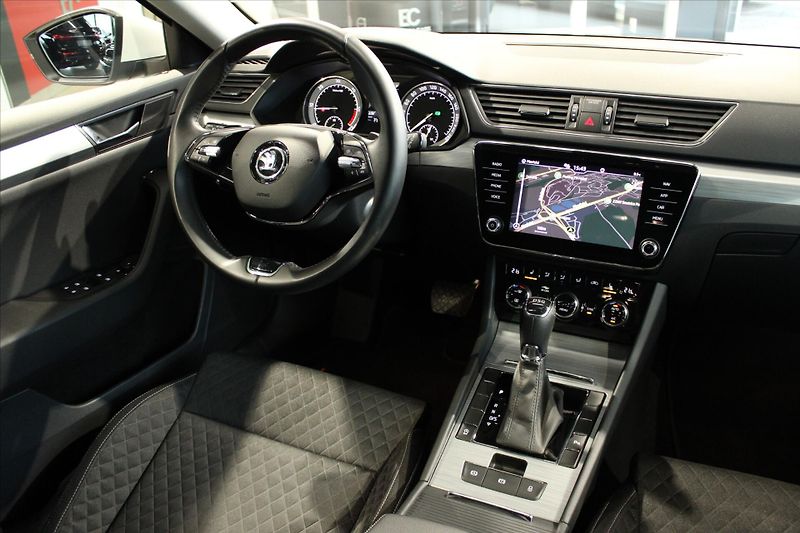 Škoda Superb TDi DSG Combi LED/DPH - fotka 13 z 27