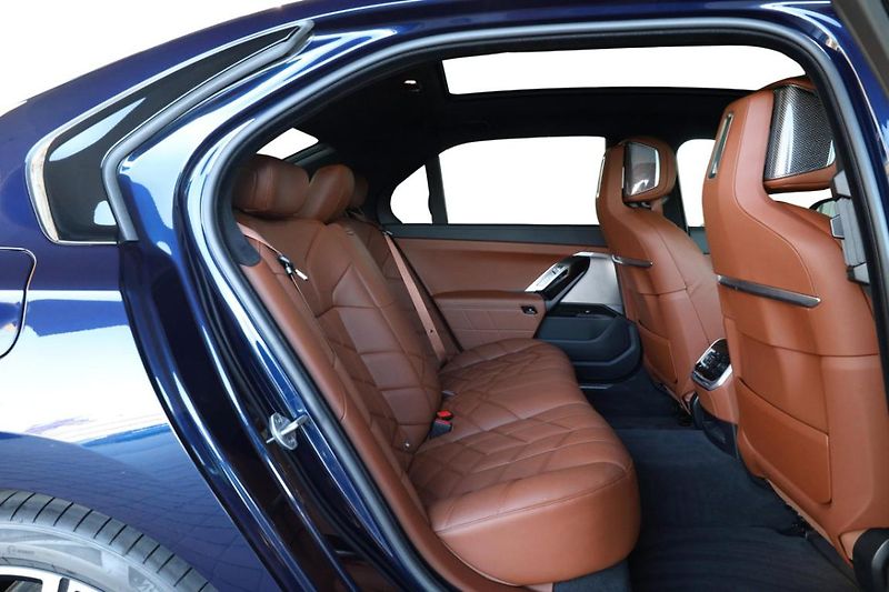BMW Řada 7 750e xDrive - fotka 6 z 36