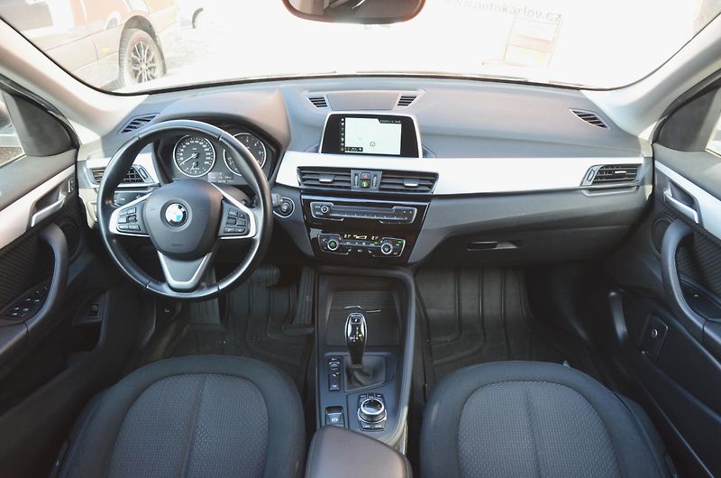 BMW X1 (2018) xDrive 20d 140kW AT /LED /NAVI - fotka 14 z 32