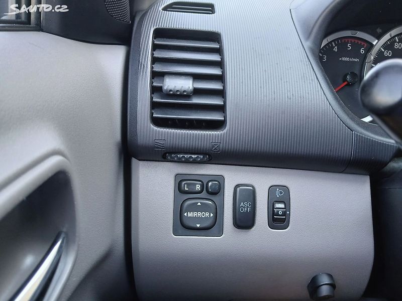 Mitsubishi L200 2,5 DI-D 131kW 4WD - fotka 23 z 28