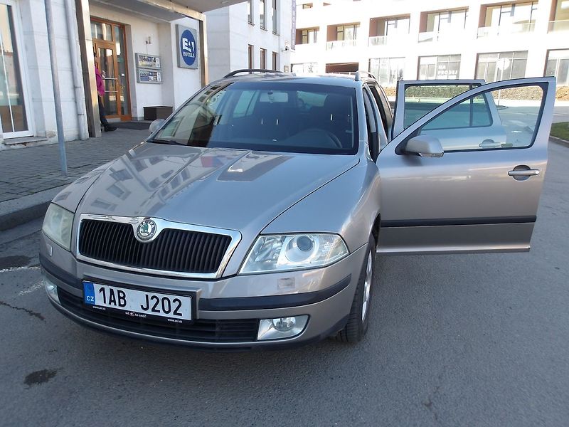 Škoda Octavia 2,0TDi DSG !!! ČR 2.MAJITEL ! - fotka 3 z 43