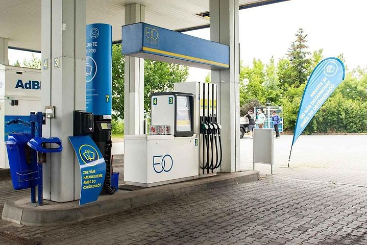 Informační totem u čerpací stanice ukazuje ceny benzinu a nafty, do kterých se podle schválených pravidel po roce 2028 promítnou náklady na nové emisní povolenky.
