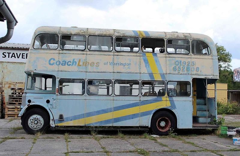 Poutač před muzeem v podobě obrněného transportéru.