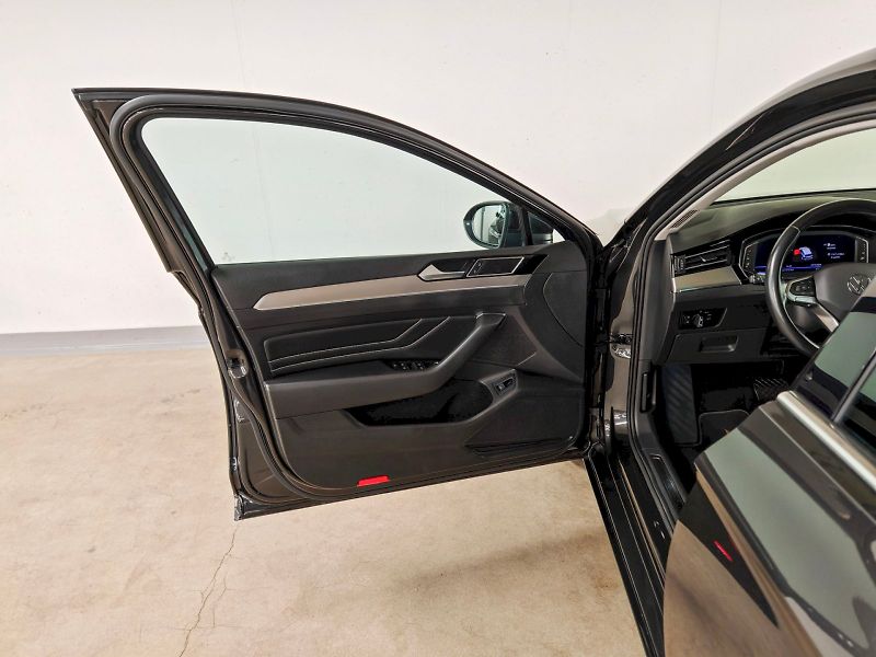 Volkswagen Passat (2021) Variant 2.0 TDI 147 kW DSG Ele - fotka 19 z 29