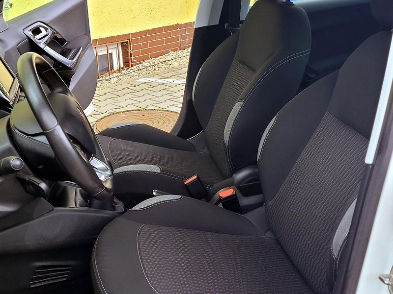 Peugeot 208 SERV.KNIHA,ČR,málo najeto    - fotka 25 z 41