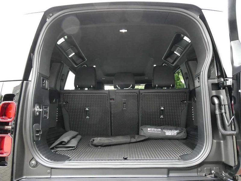 Land Rover Defender 110 3,0 X-Dynamic SE D250 - fotka 33 z 40